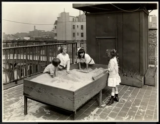 Meninas cegas brincando na caixa de areia no telhado da Associação Nova York para os cegos, 111 East 59th Street, Nova York, 1926 (impressão em gelatina de prata)